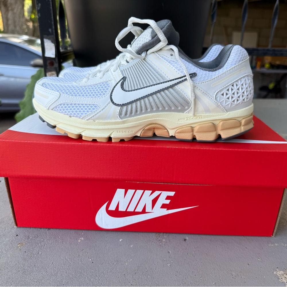 Nike Women’s Zoom Vomero 5 Sneakers Size 9.5